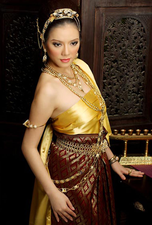 Cô đầu tư rất kỹ từ cách trang điểm đến trang phục Thái Lan truyền thống